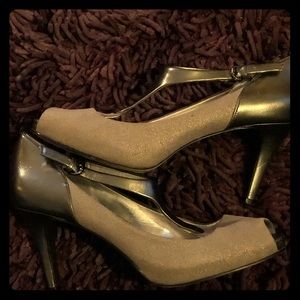 Sophisticated Silver Tahari Pumps